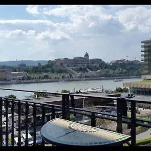 Daire Jackquaters, Budapeşte